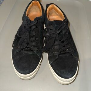 J/SLIDES Black Sneakers Classic Low-Top Design